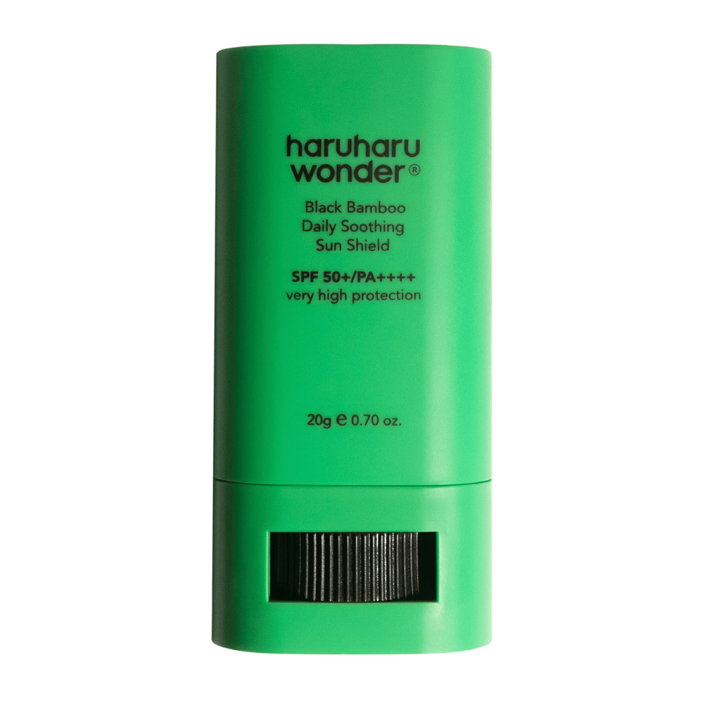 Haruharu Wonder Black Bamboo Daily Soothing Sun Shield – grønt solcremestift med SPF 50+ PA++++ og meget høj beskyttelse, vist forfra med drejefunktion synlig i bunden.