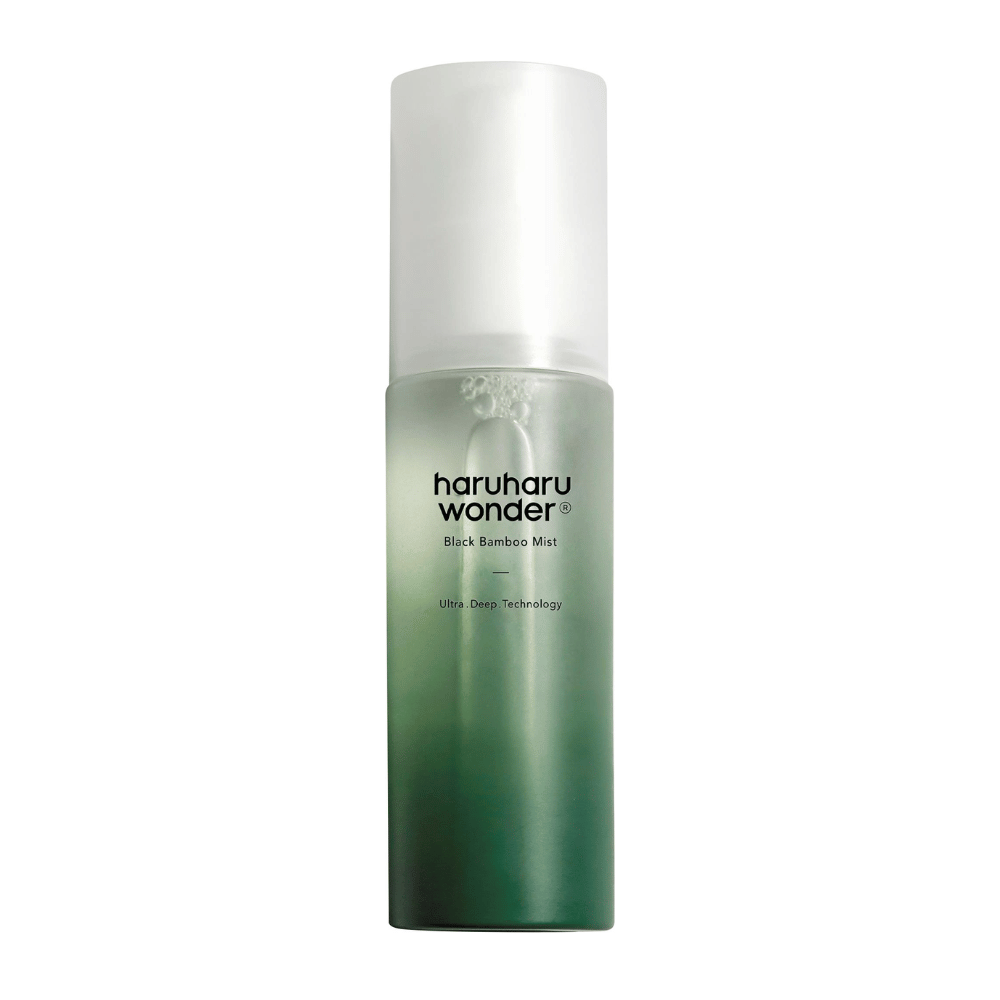 Billede af HaruHaru Wonder Black Bamboo Mist, som vises i en elegant og moderne flaske. Produktet er en fugtgivende mist med en gradient af grønt, der signalerer friskhed og natur. Flasken har en hvid pumpe og er designet til at give huden dyb fugt med hjælp af innovativ teknologi.