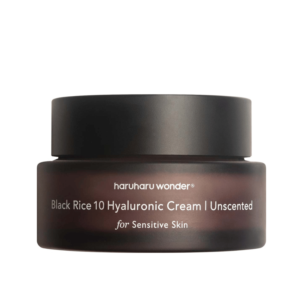 Billedet viser en hudcremebøtte fra mærket haruharu wonder. Produktet hedder "Black Rice 10 Hyaluronic Cream" og er særligt udviklet til sensitiv hud, hvilket fremgår af teksten.