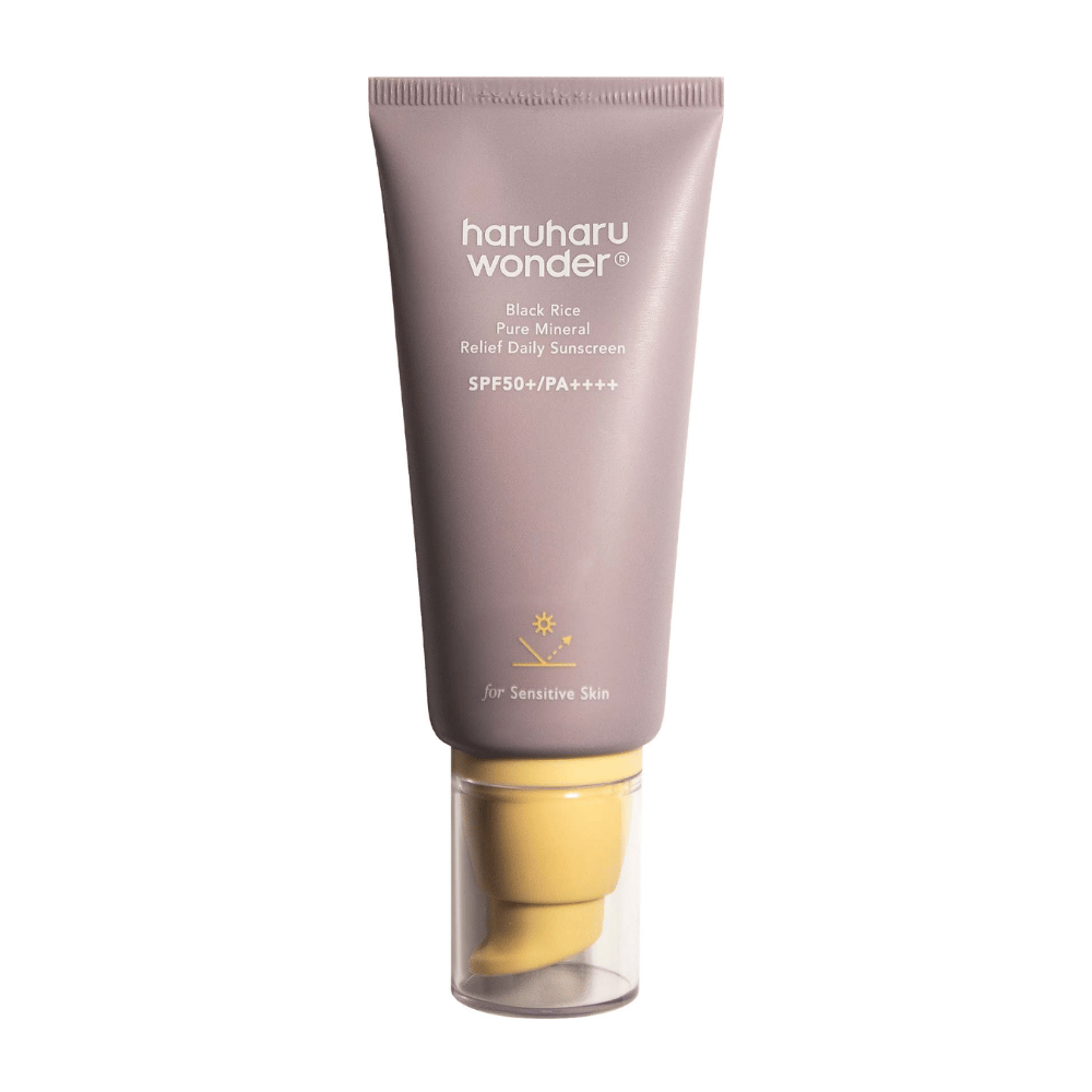 En lilla tube med Haruharu Wonder Black Rice Pure Mineral Relief Daily Sunscreen SPF 50+ PA++++. Tuben har en gennemsigtig hætte og tekst, der beskriver solcremens høje beskyttelsesniveau, specielt tilpasset til følsom hud.