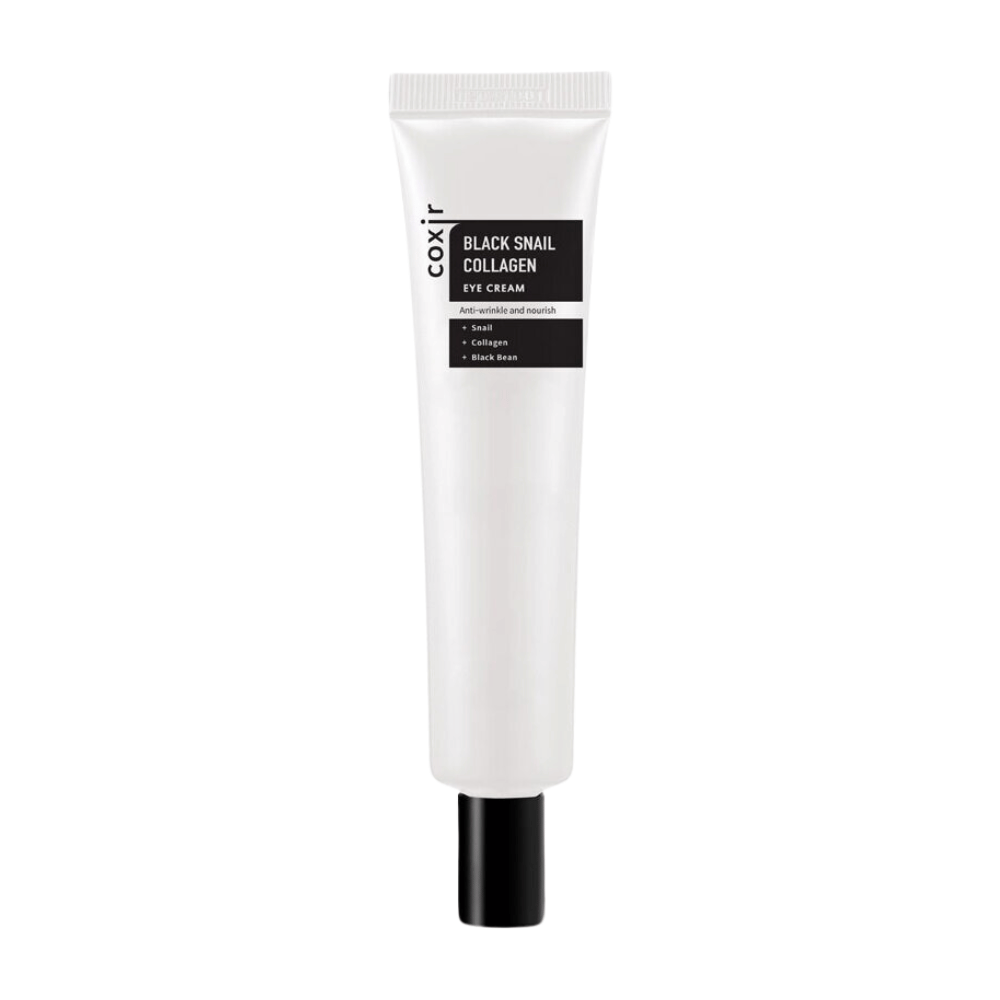 Billedet viser et rør af "Black Snail Collagen Eye Cream", en øjencreme som fremhæver ingredienser som snegleekstrakt, kollagen og sort bønne. Disse ingredienser er kendt for deres anti-rynke og nærende egenskaber. Produktet er designet til at fugte og pleje den følsomme hud omkring øjnene.