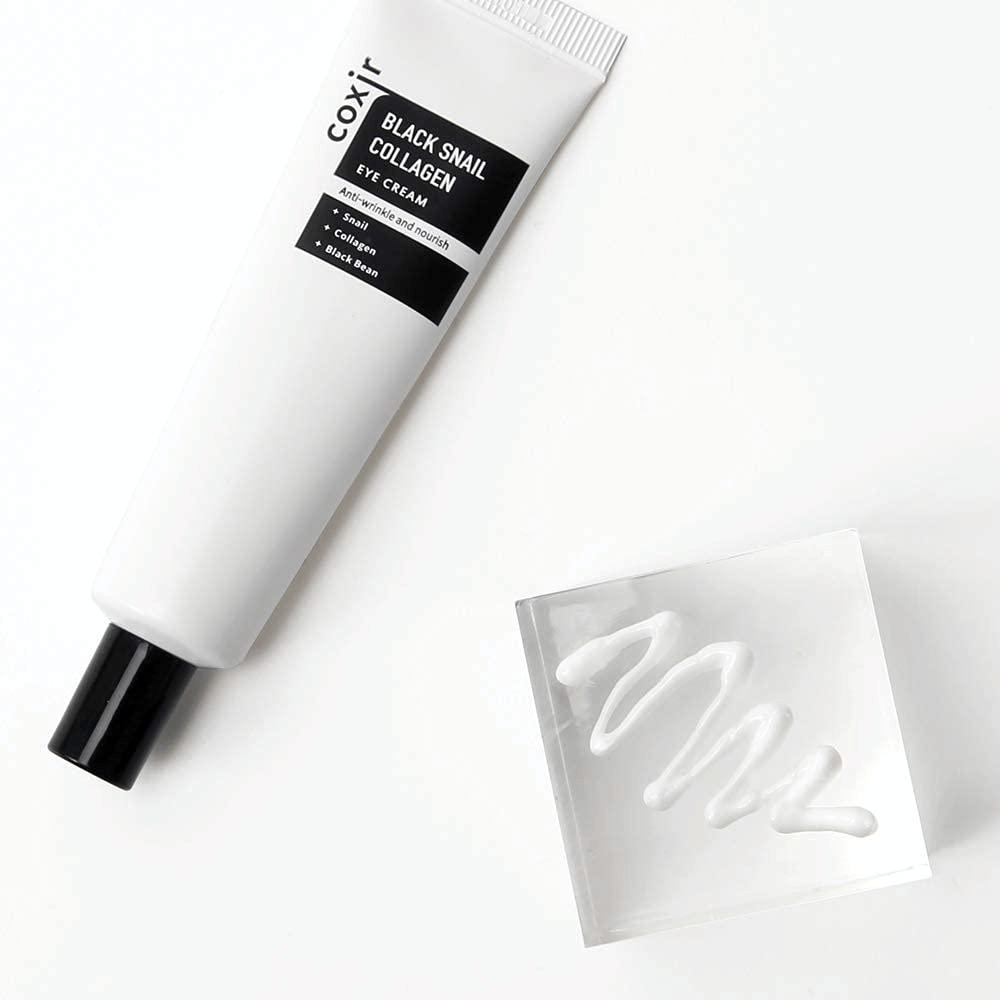 Dette er et billede af "Black Snail Collagen Eye Cream". Det er en øjencreme, der indeholder ingredienser som snegleekstrakt og kollagen, som er kendt for deres fugtgivende og nærende egenskaber. Produktet markedsføres for at kunne give huden elasticitet og næring.