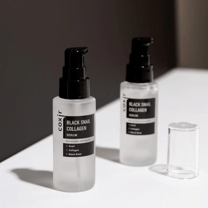  Bilden visar två flaskor av "Black Snail Collagen Serum". Serumet är marknadsfört som anti-rynk och näringsgivande, med ingredienser som snigelextrakt, kollagen och svart böna.