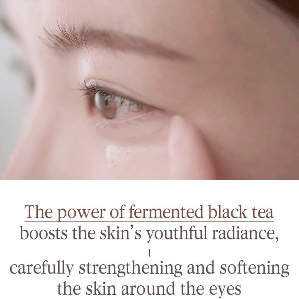 Pyunkang Yul Black Tea Time Reverse Eye Cream med fermenteret sort te, som plejer den sarte hud omkring øjnene og bidrager til en blødere fornemmelse.