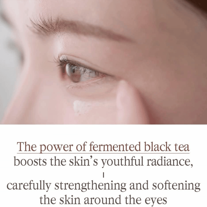 Pyunkang Yul Black Tea Time Reverse Eye Cream med fermenteret sort te, som plejer den sarte hud omkring øjnene og bidrager til en blødere fornemmelse.