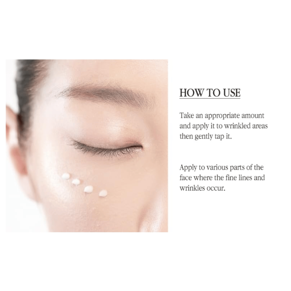 Pyunkang Yul Black Tea Time Reverse Eye Cream påføres nænsomt omkring øjnene for at pleje fine linjer og give huden et glattere udseende.