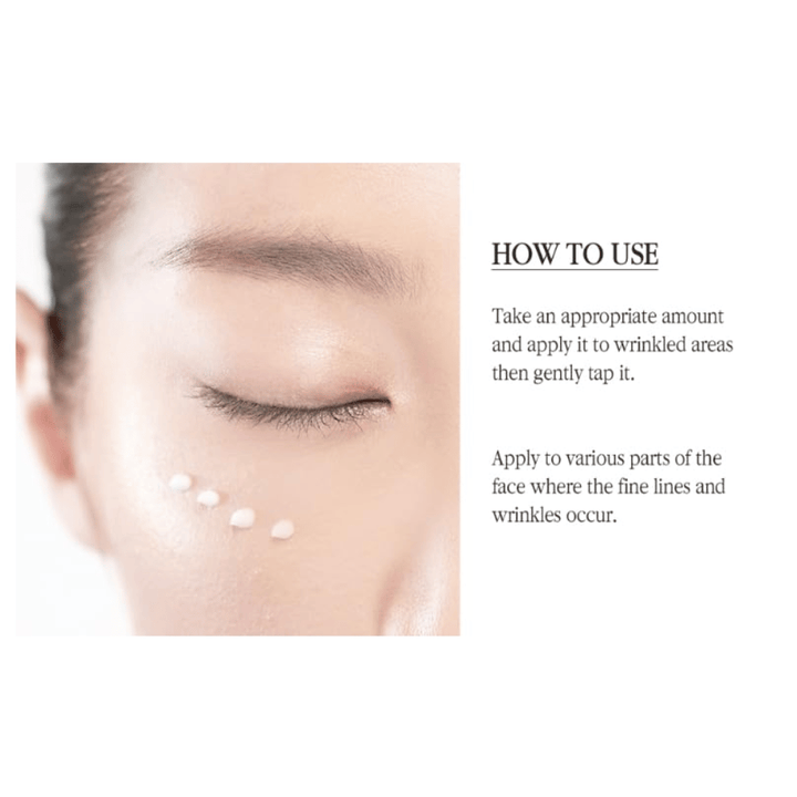 Pyunkang Yul Black Tea Time Reverse Eye Cream påføres nænsomt omkring øjnene for at pleje fine linjer og give huden et glattere udseende.