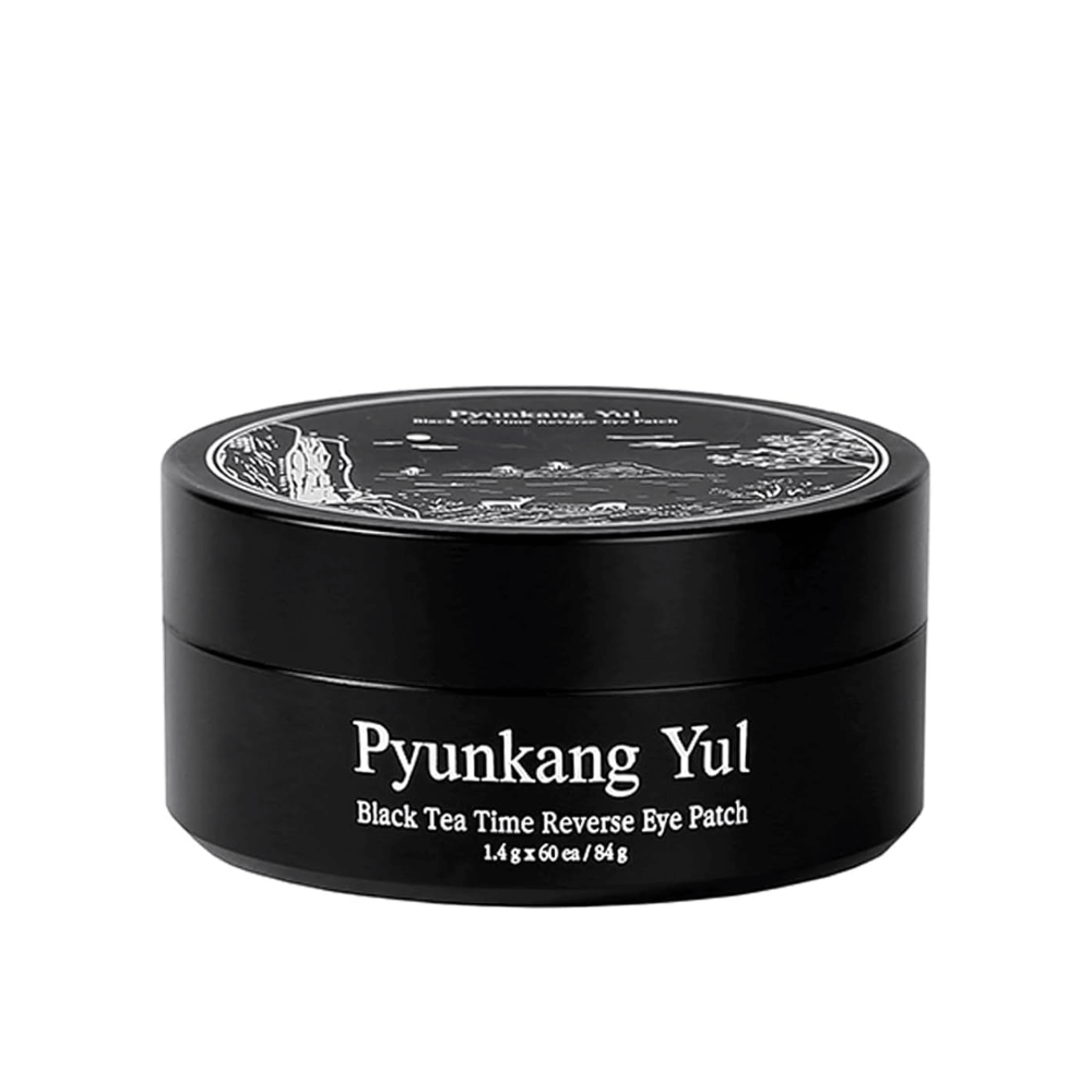 Frilagt produktbillede af Pyunkang Yul Black Tea Time Reverse Eye Patch i sort emballage med stilrent og minimalistisk design mod lys baggrund.