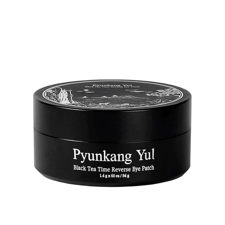 Frilagt produktbillede af Pyunkang Yul Black Tea Time Reverse Eye Patch i sort emballage med stilrent og minimalistisk design mod lys baggrund.
