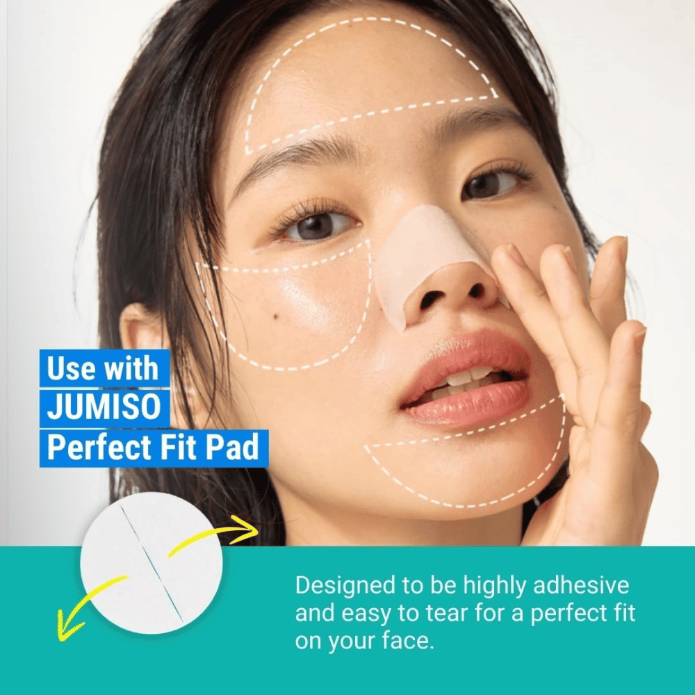 Kvinde anvender JUMISO Blackhead Melting Softener med Perfect Fit Pad. Produktet opløser hudorme og tilpasser sig perfekt til ansigtet.