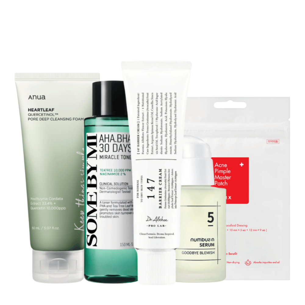 
En samling hudplejeprodukter beregnet til at bekæmpe bumser og akne. Sættet indeholder Anua Heartleaf Quercetin+ Pore Deep Cleansing Foam, SOME BY MI AHA.BHA.PHA 30 Dage Miracle Toner, Dr. Althea Pro Lab 5 Numbuzin Serum, og Acne Pimple Master Patch. Disse produkter er specielt formuleret til at berolige, klarne og behandle problemhud, samt til effektivt at reducere synligheden af bumser og porer.