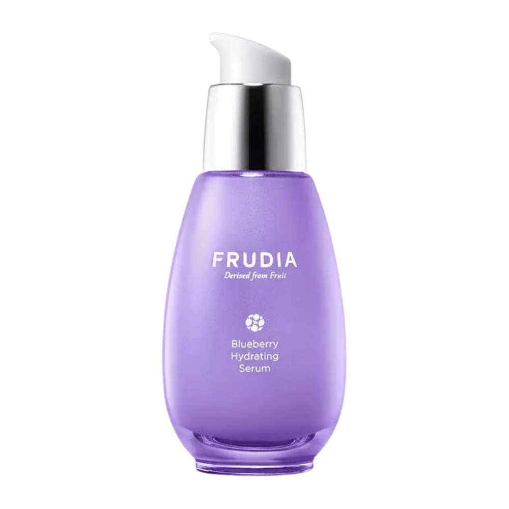 FRUDIA Blueberry Hydrating Serum i lilla flaske med pumpe, fugtgivende ansigtsserum med blåbærekstrakt, der styrker hudbarrieren og giver blød, klar hud.