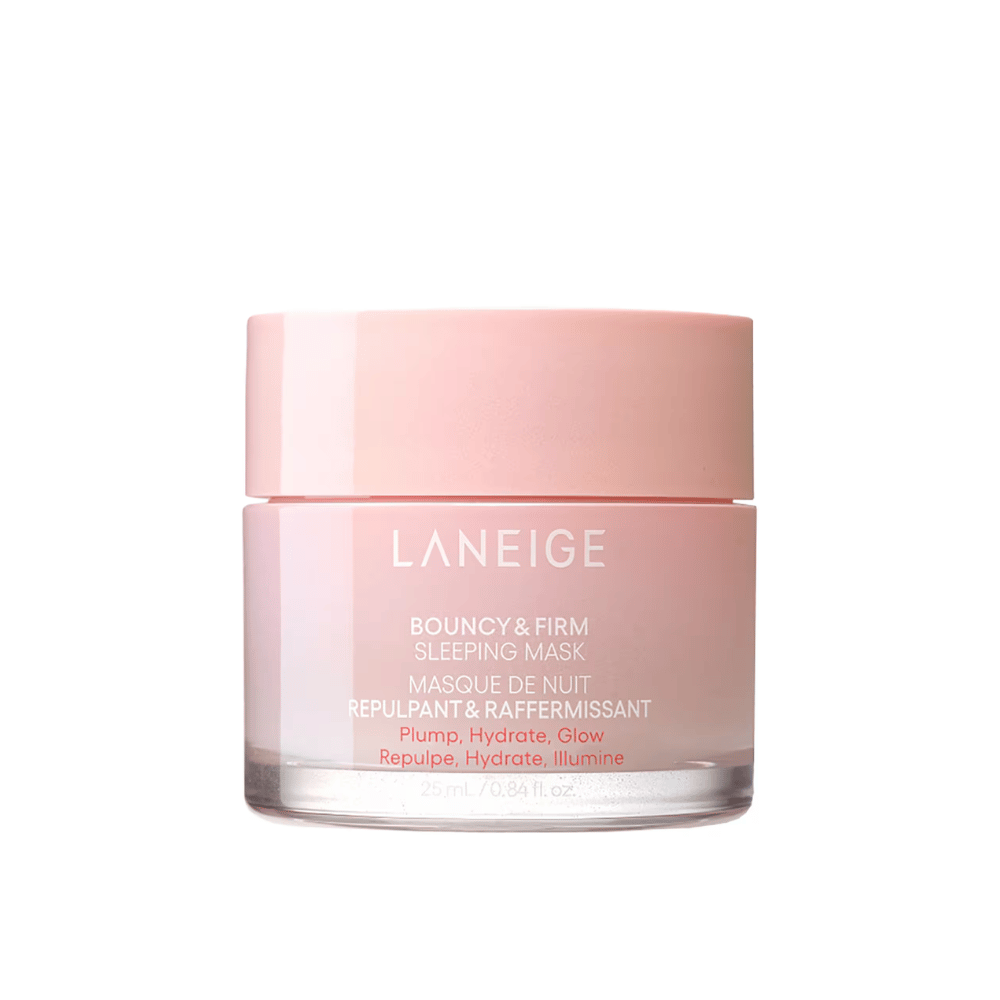 Laneige Bouncy & Firm Sleeping Mask i en rosa glasburk med et matchende låg. Produktet, som rummer 25 ml, er designet til at give fylde, fugt og glød om natten. Teksten på krukken inkluderer "Plump, Hydrate, Glow."