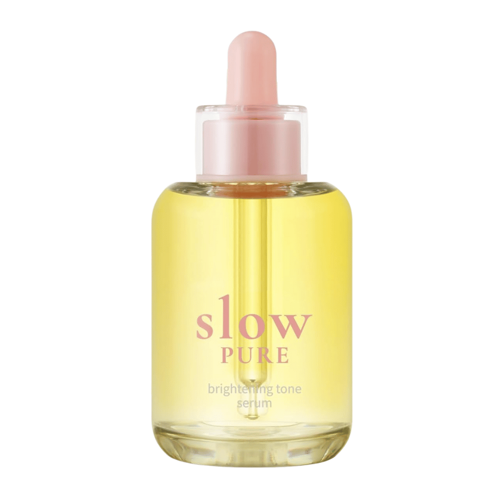 Slow Pure Brightening Tone Serum i klar glasflaske med pipette, fyldt med glansgivende gult serum.