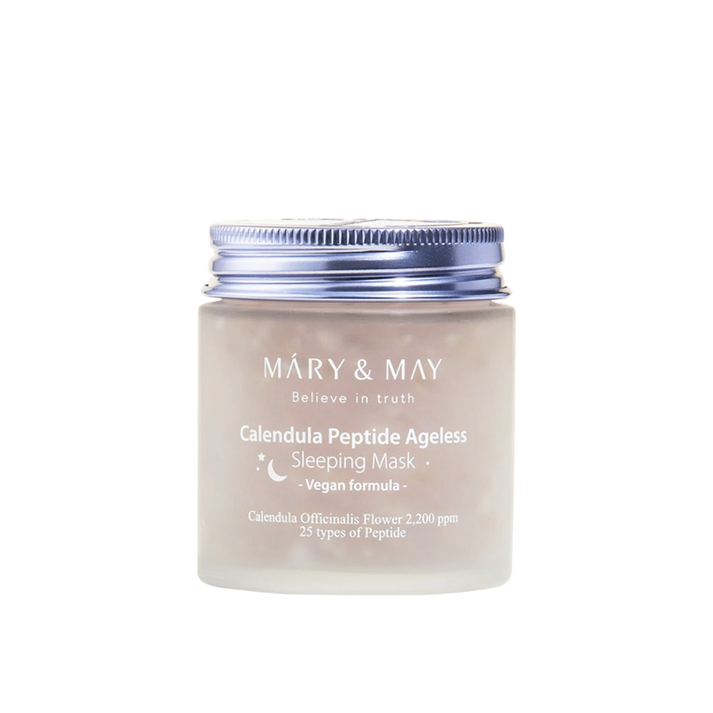 En krukke med MARY & MAY Calendula Peptide Ageless Sleeping Mask. Krukken har et sølvfarvet låg og etiket med teksten "Calendula Peptide Ageless Sleeping Mask" og "Vegan formula". Produktet indeholder calendula og peptider for at give huden et ungdommeligt udseende om natten.