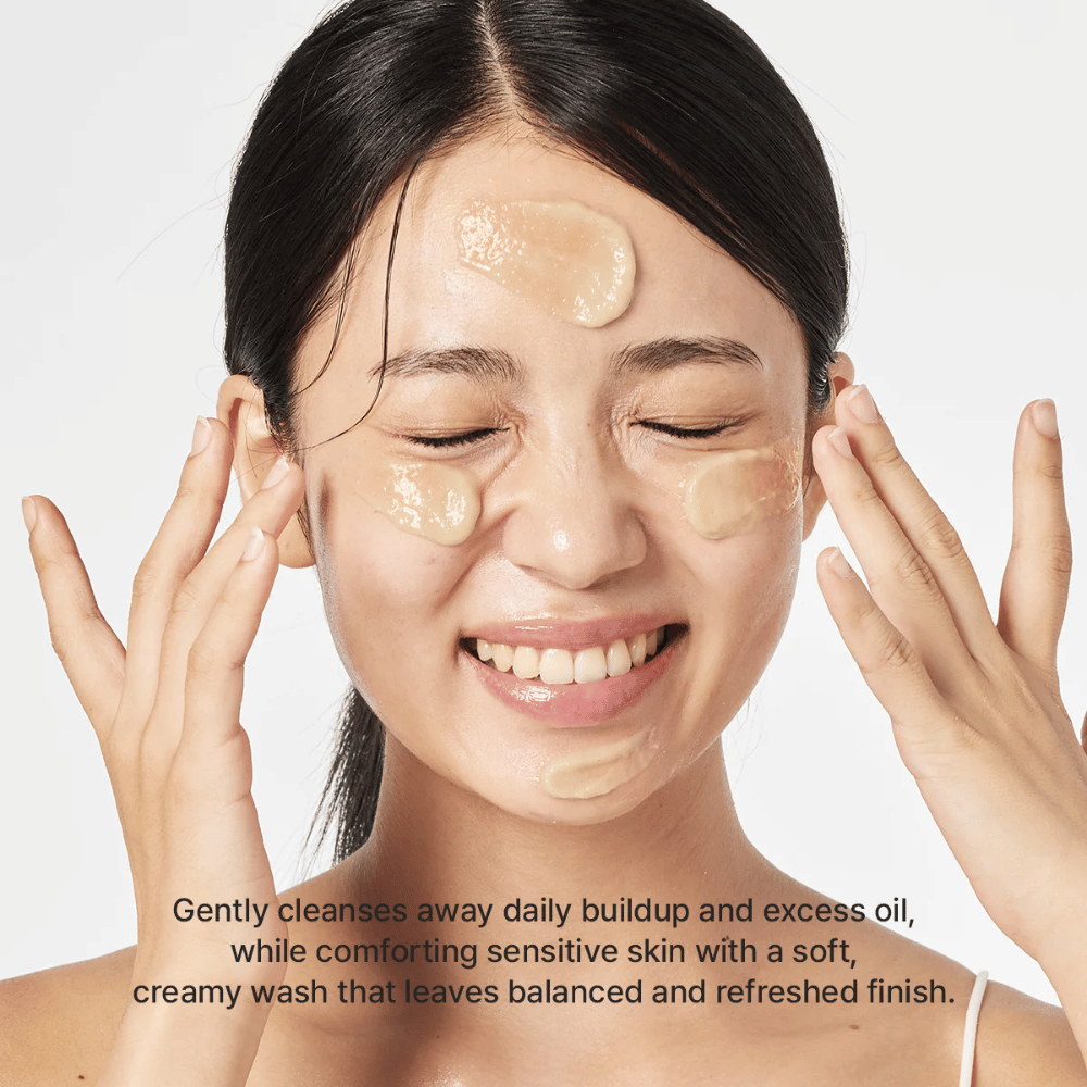 Kvinde anvender Arencia Calendula Rice Mochi Cleanser – skånsom koreansk rens, der fjerner olie og urenheder, mens huden føles frisk og afbalanceret.