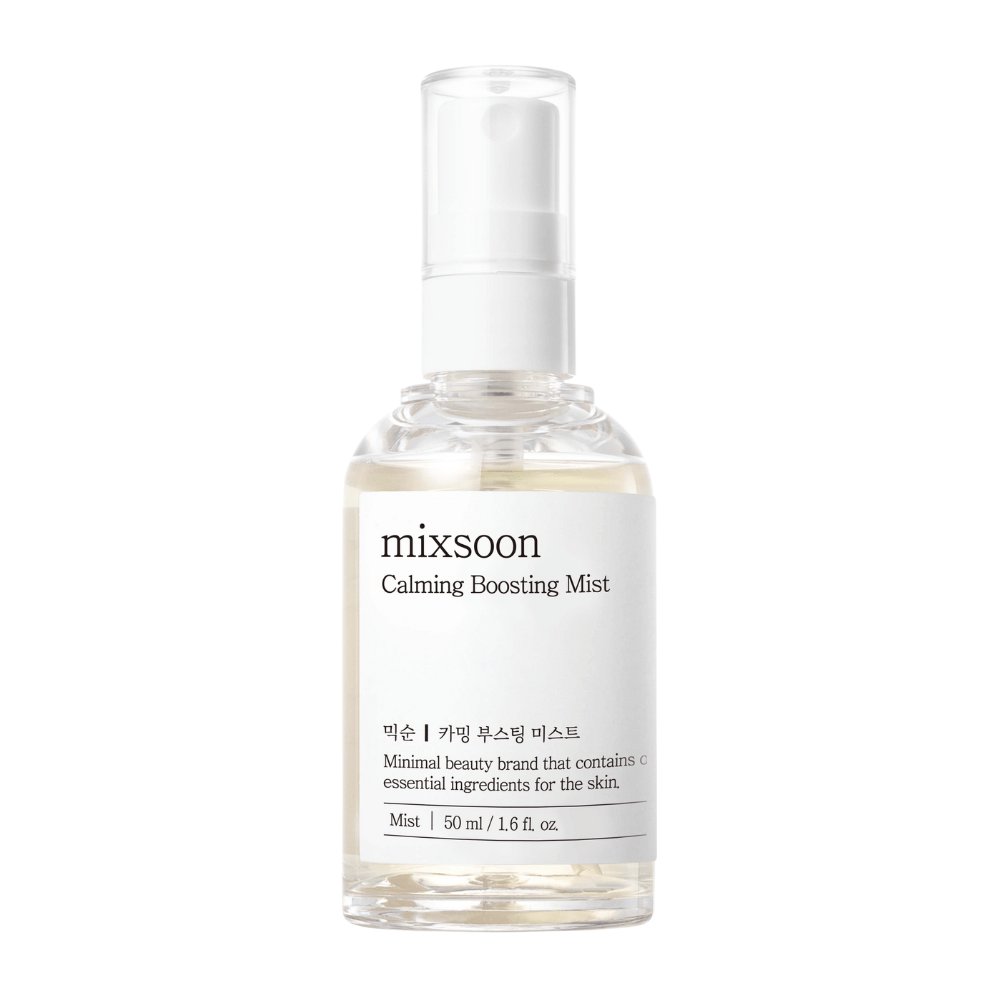 En gennemsigtig sprayflaske med Mixsoon Calming Boosting Mist. Flasken er mærket med en enkel, hvid etiket, der viser produktnavnet og beskriver indholdet som essentielle ingredienser til huden, i en minimalistisk stil.