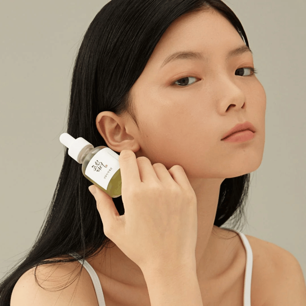 Model holder Beauty of Joseon Calming Serum ved kinden – grøn te og panthenol som styrker hudbarrieren.