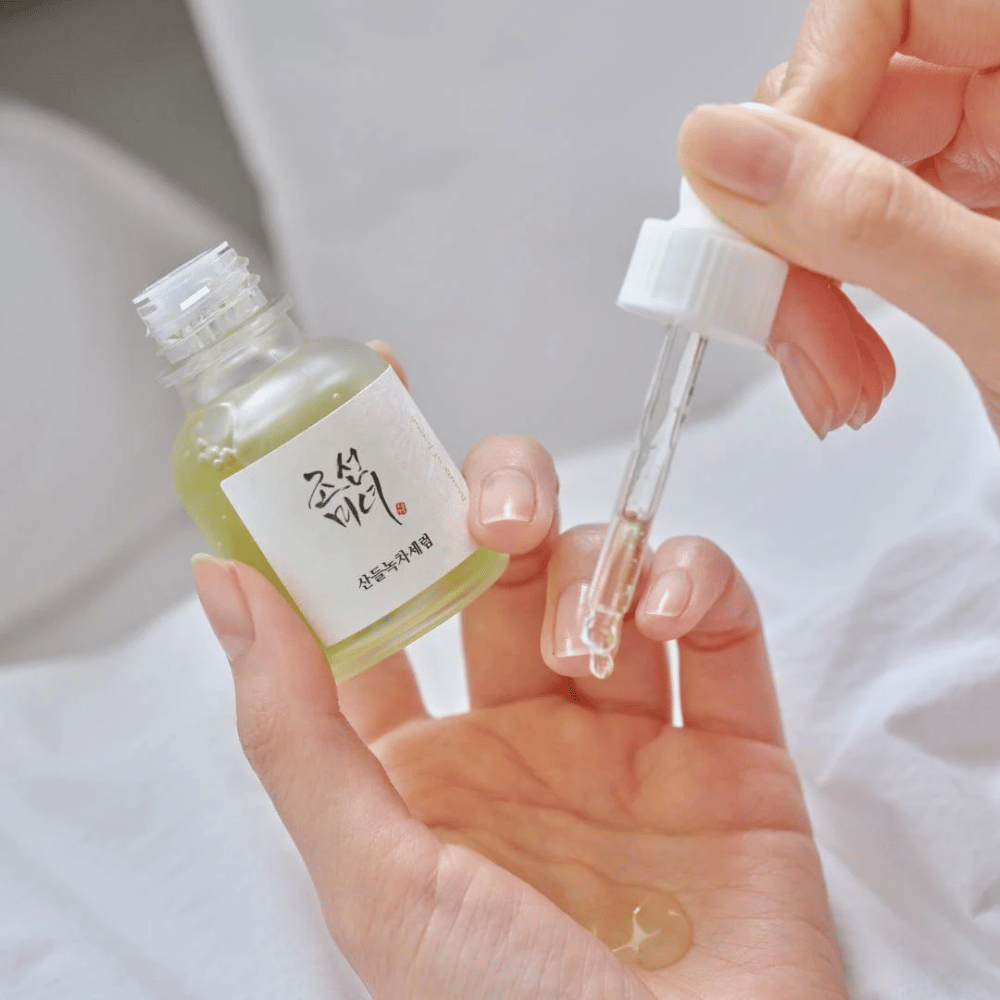 Hånd drypper Beauty of Joseon Calming Serum Green Tea + Panthenol på huden – beroligende koreansk serum til følsom hud.
