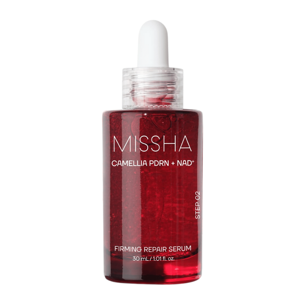 7. MISSHA Camellia PDRN NAD+ Firming Repair Serum 30 ml – rød glasflaske med pipette og synlige røde kapsler mod hvid baggrund