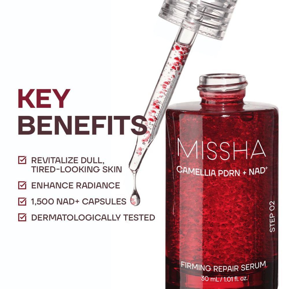 5. MISSHA Camellia PDRN NAD+ Firming Repair Serum – rød serumflaske med pipette og synlige kapsler samt produktets vigtigste fordele