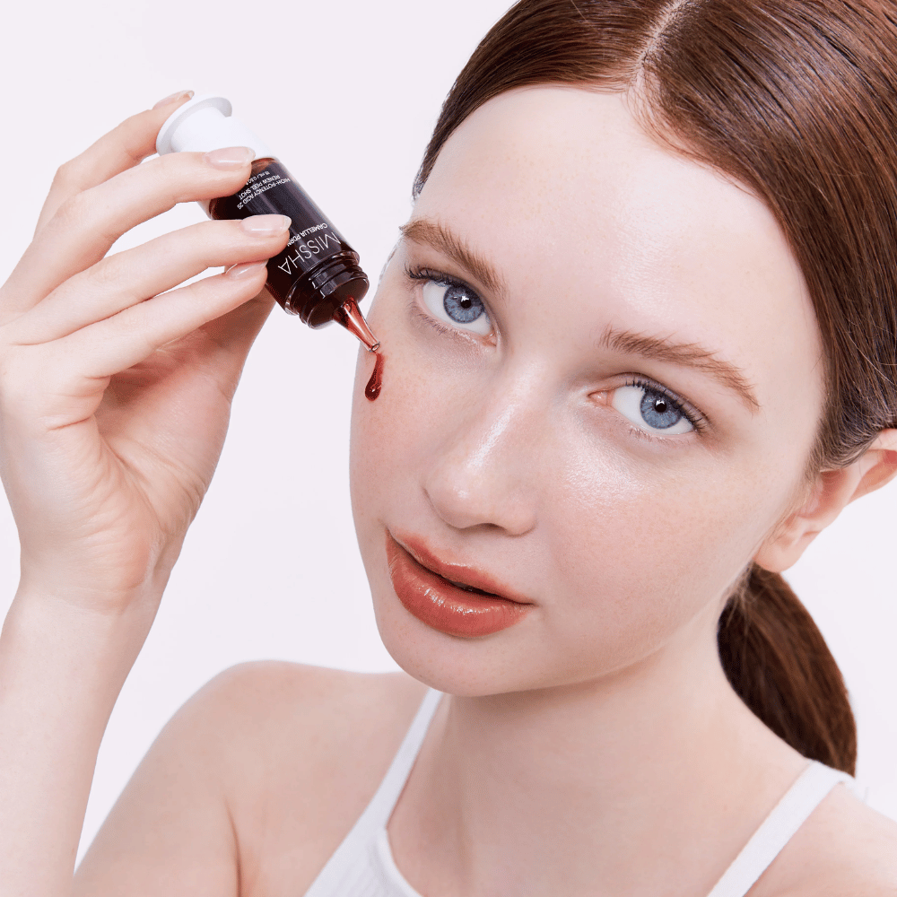 5. MISSHA Camellia PDRN NAD+ High-Potency Acid 25 Renew Peel Shot – ansigtspeeling med rød formel påføres huden