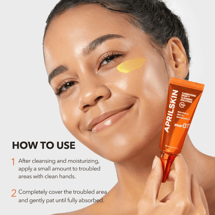 Model viser, hvordan APRILSKIN Carrotene IPMP Clearing Solution anvendes på problemområder for akne, hudorme og betændte udbrud