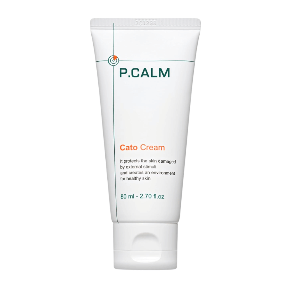 Frilagt produktbillede af P.CALM Cato Cream på lys baggrund. Det minimalistiske tubedesign fremhæver hudplejeproduktets rene og beroligende profil til sensitiv hud.