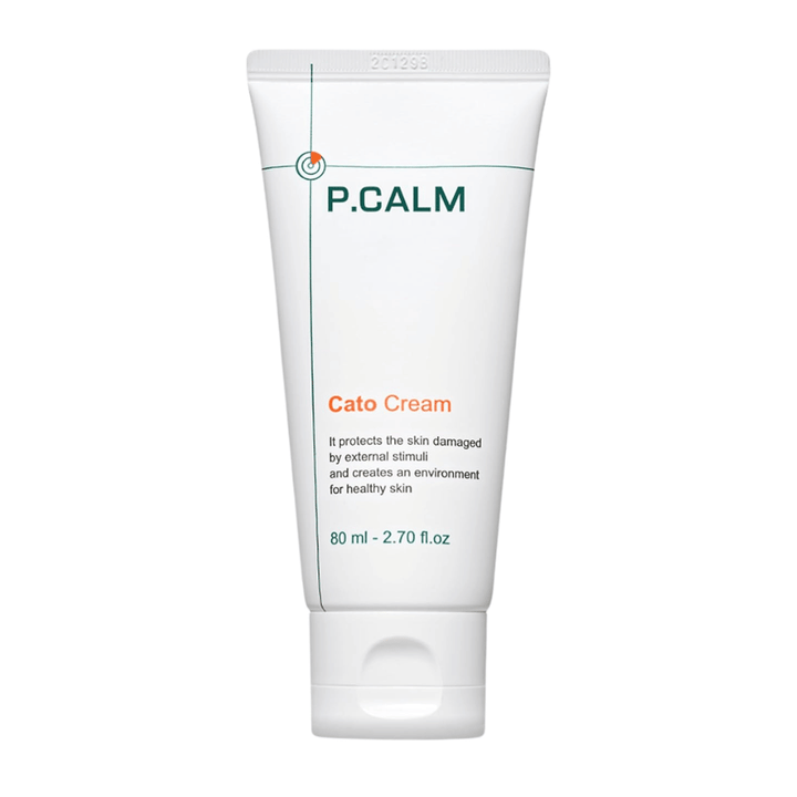 Frilagt produktbillede af P.CALM Cato Cream på lys baggrund. Det minimalistiske tubedesign fremhæver hudplejeproduktets rene og beroligende profil til sensitiv hud.
