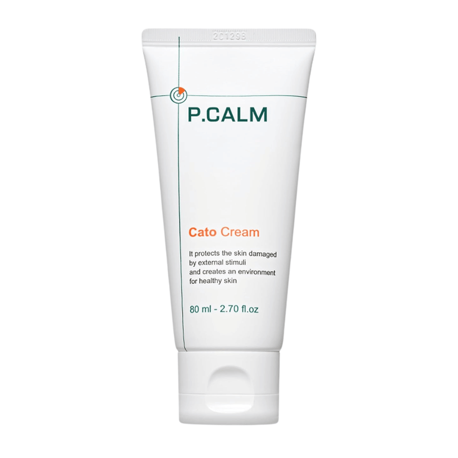 Frilagt produktbillede af P.CALM Cato Cream på lys baggrund. Det minimalistiske tubedesign fremhæver hudplejeproduktets rene og beroligende profil til sensitiv hud.