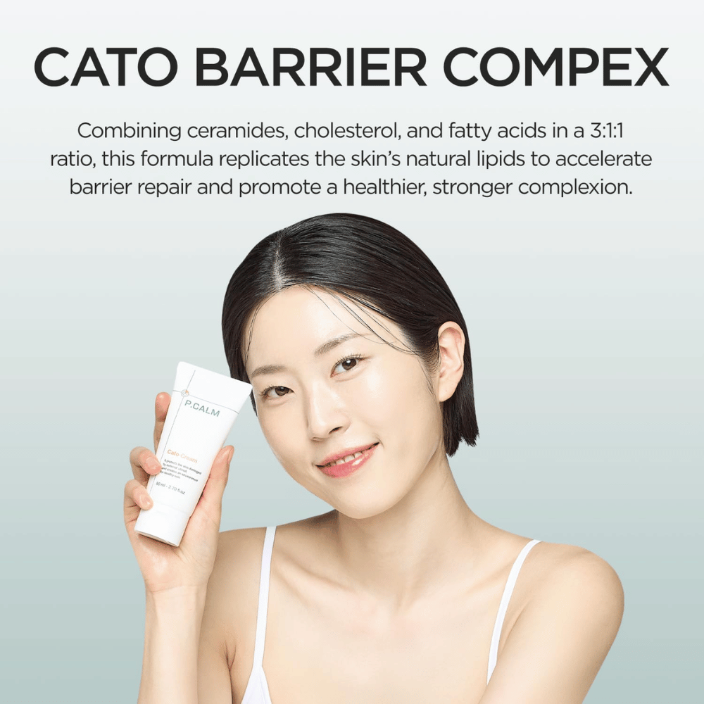 En model holder P.CALM Cato Cream op foran ansigtet sammen med information om “Cato Barrier Complex”, som kombinerer ceramider, kolesterol og fedtsyrer for at styrke hudbarrieren.