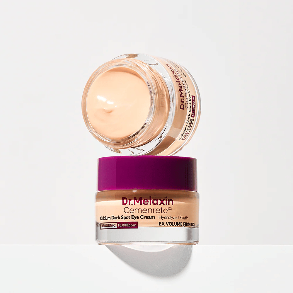 Dr.Melaxin Cemenrete Eye Cream balanceret på krukkelåg, illustrerer cremens fyldige konsistens og dens fokus på fasthed og jævn hudtone omkring øjnene.