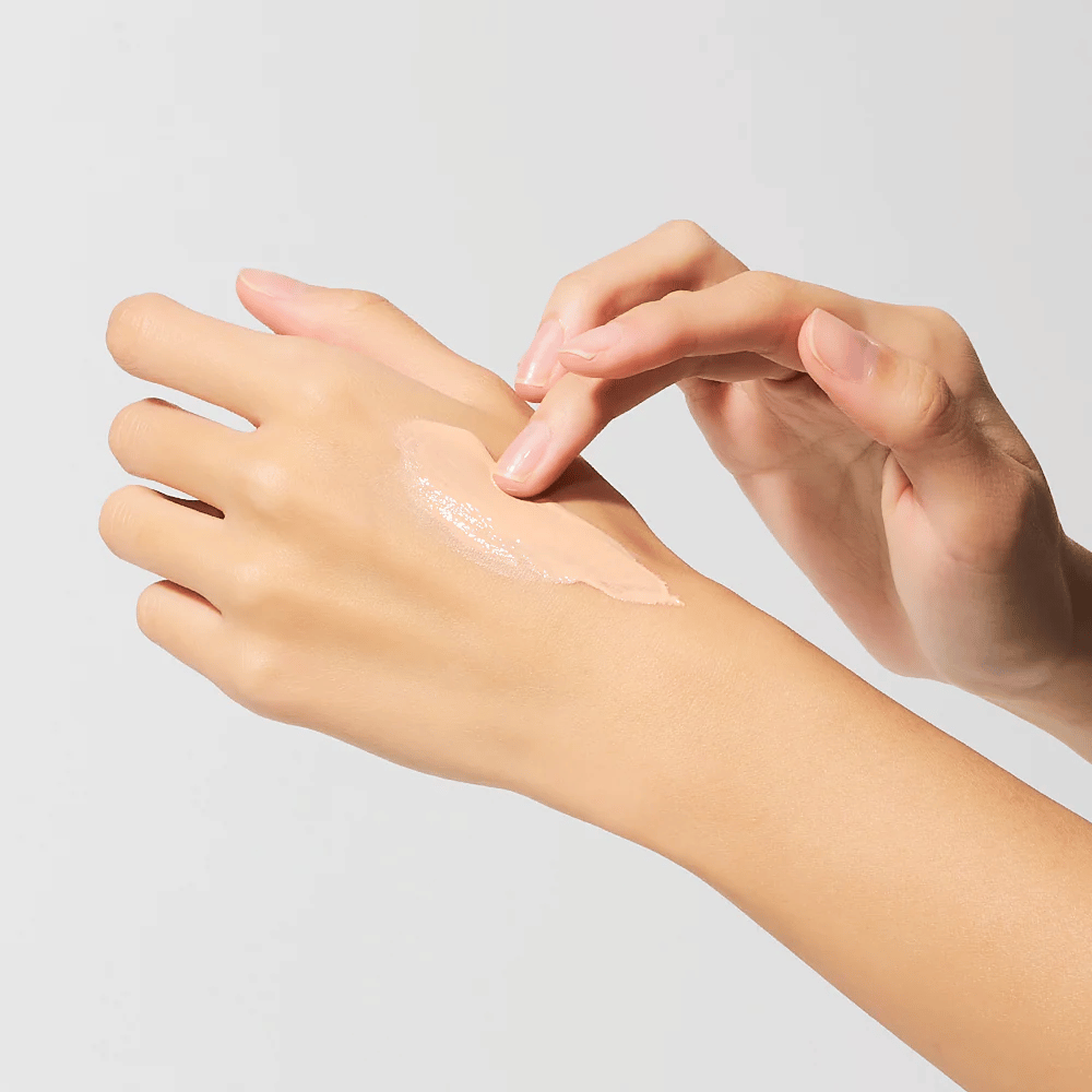 Påføring af Dr.Melaxin Cemenrete Eye Cream på hånd, cremet øjencreme med calcium og elastin der absorberes hurtigt og giver intens fugt.