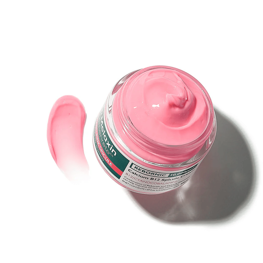 Dr. Melaxin Cemenrete Cyano Pink Spicule Cream med lyserød cremetekstur, som fugter, styrker hudbarrieren og forbedrer hudens glød.