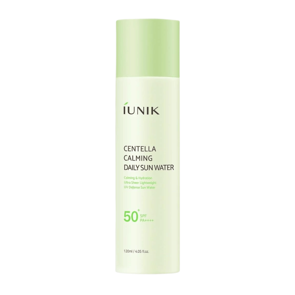4. iUNIK Centella Calming Daily Sun Water SPF50+ PA++++ 120 ml – let solbeskyttelse til ansigtet med centella asiatica i lysegrøn flaske mod hvid baggrund