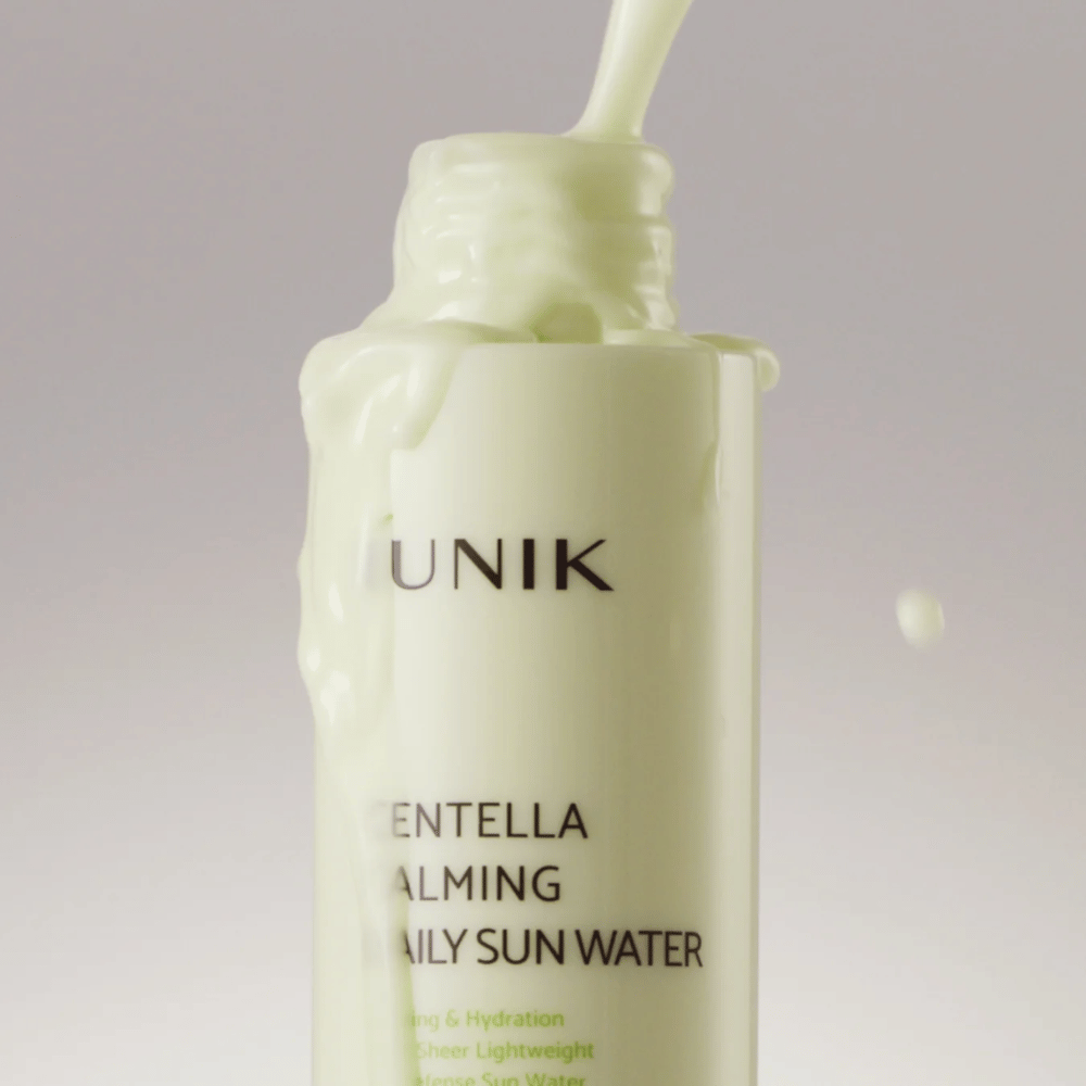 3. iUNIK Centella Calming Daily Sun Water – nærbillede af den lette, cremede konsistens af en beroligende og fugtgivende solbeskyttelse