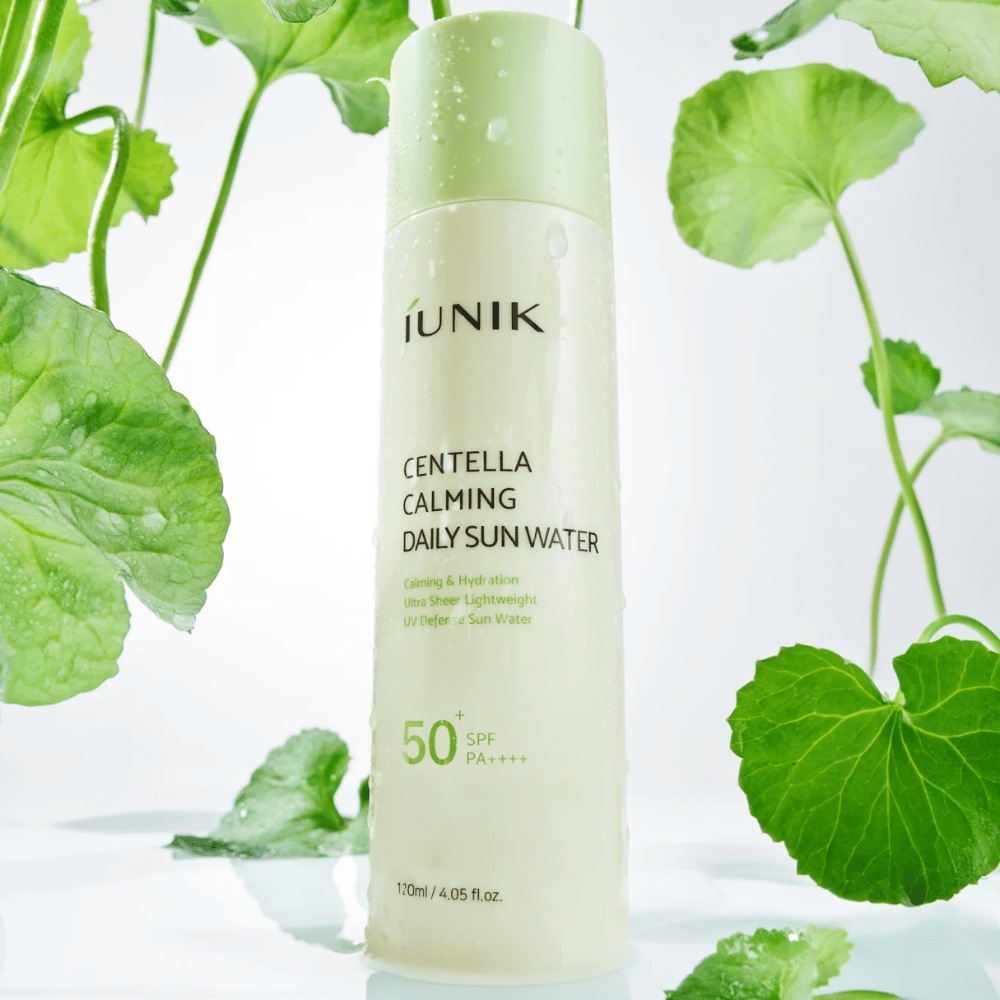 2. iUNIK Centella Calming Daily Sun Water SPF50+ PA++++ – fugtgivende solbeskyttelse med centella asiatica omgivet af grønne blade og vanddråber
