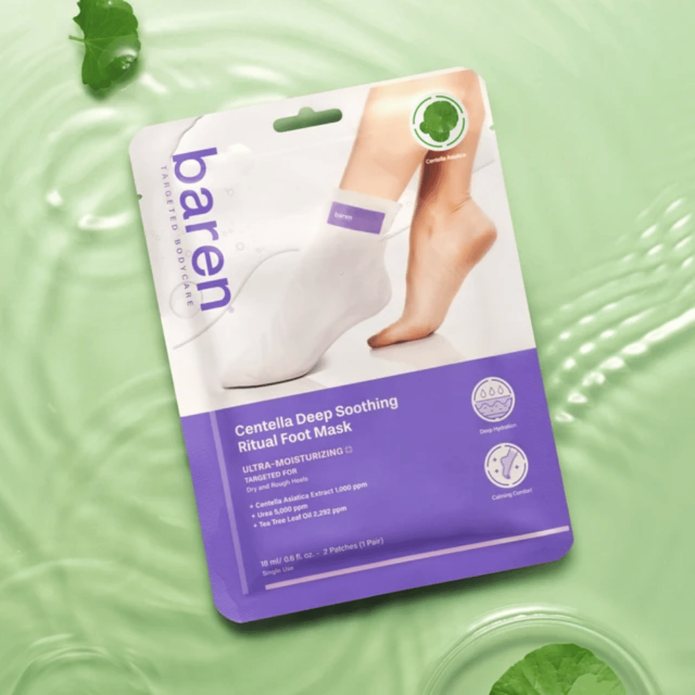 8. Baren Centella Deep Soothing Ritual Foot Mask – emballage med beroligende fodmaske mod grøn baggrund med vand og centellablade