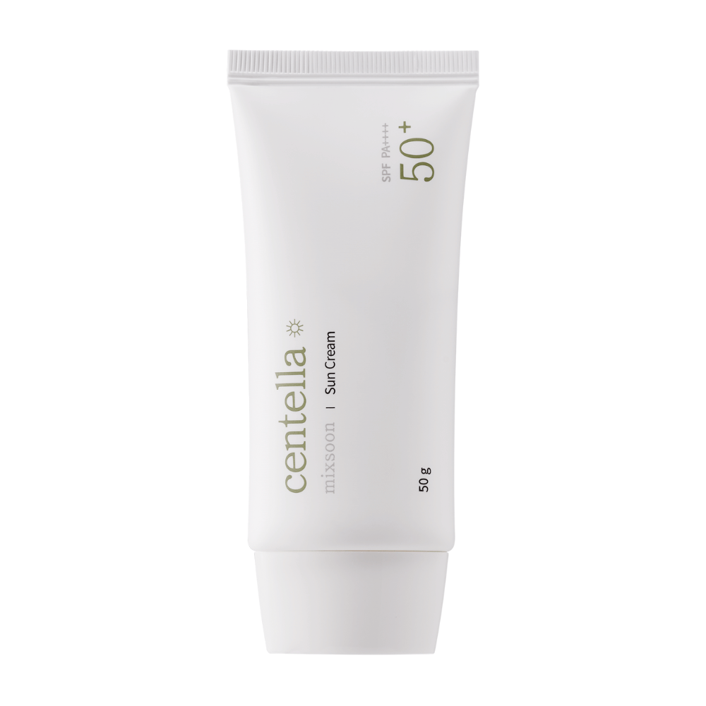 En hvid tube med Centella Sun Cream SPF 50+ PA++++. Tuben er enkel med grønne tekstdetaljer, der inkluderer mærket og produktinformationen. Emballagen indeholder 50 g solcreme.