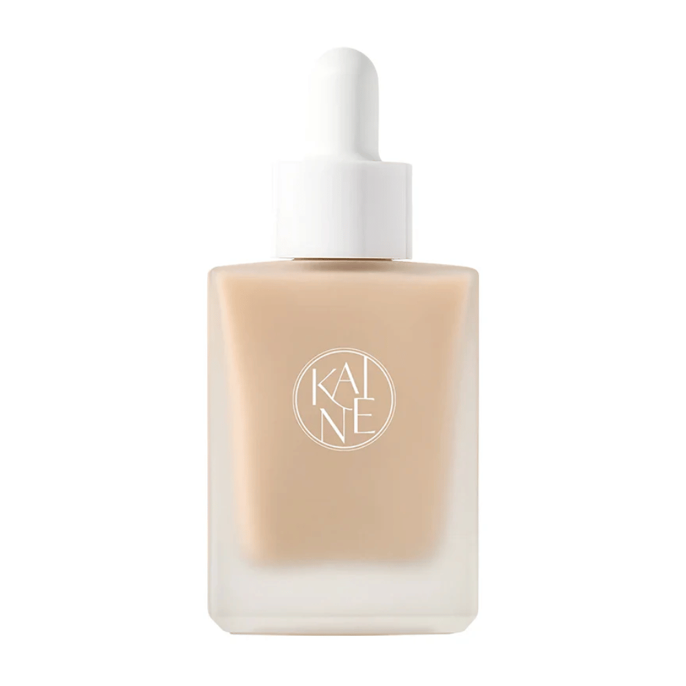 KANE Chaga Collagen Charging Serum i en elegant, frostet glasflaske med hvid pipette. Fugtgivende serum beriget med kollagen og chagaekstrakt for fastere hud.