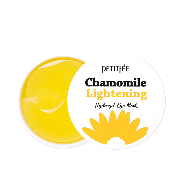 Frilagt produktbillede af PETITFEE Chamomile Lightening Hydrogel Eye Mask med åben krukke, som viser de gule hydrogel-patches og den stilrene hvide emballage.