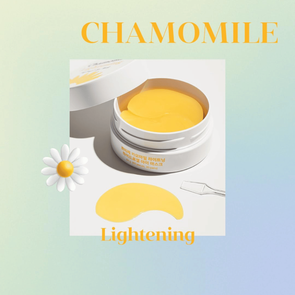 Kampagnebillede af PETITFEE Chamomile Lightening Hydrogel Eye Mask med gule hydrogel-patches og kamilletema, som fremhæver brightening- og glow-effekt for øjenområdet.