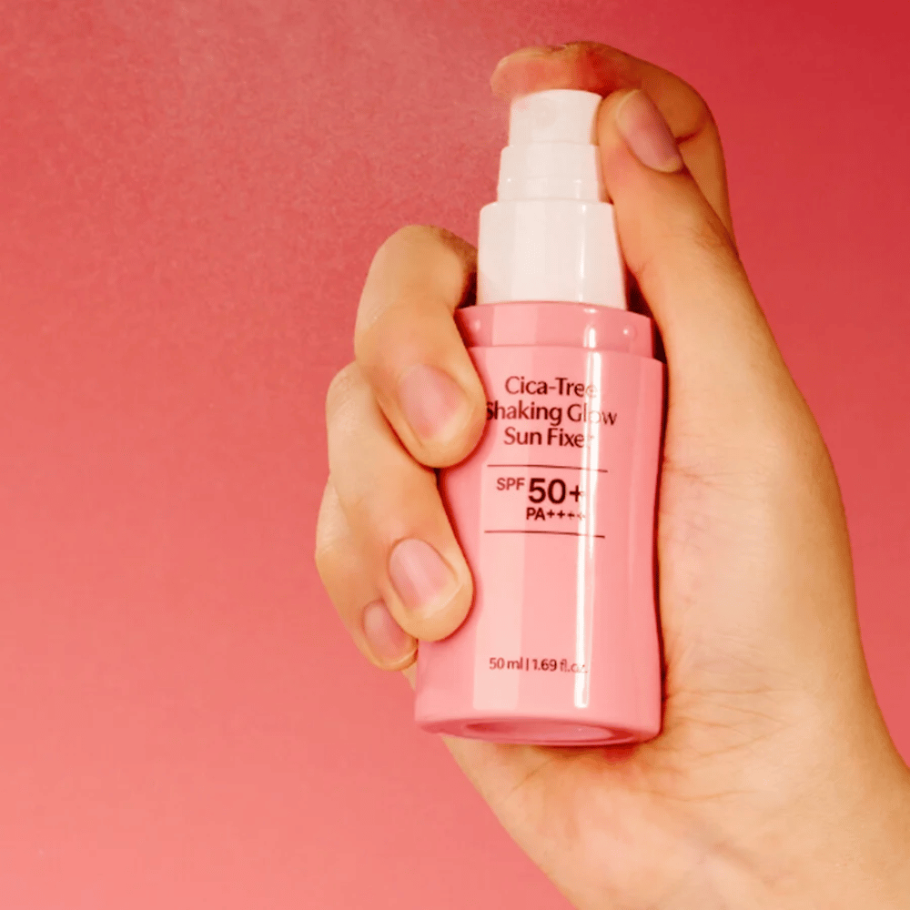 TAGE Cica-Tree Shaking Glow Sun Fixer SPF50+ – påføring af koreansk solbeskyttelse med spraypumpe