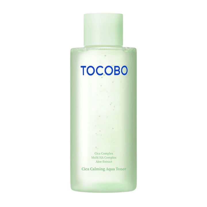 Frilagt produktbillede af TOCOBO Cica Calming Aqua Toner med minimalistisk lysegrøn design, der fremhæver den rene og beroligende følelse i produktet.