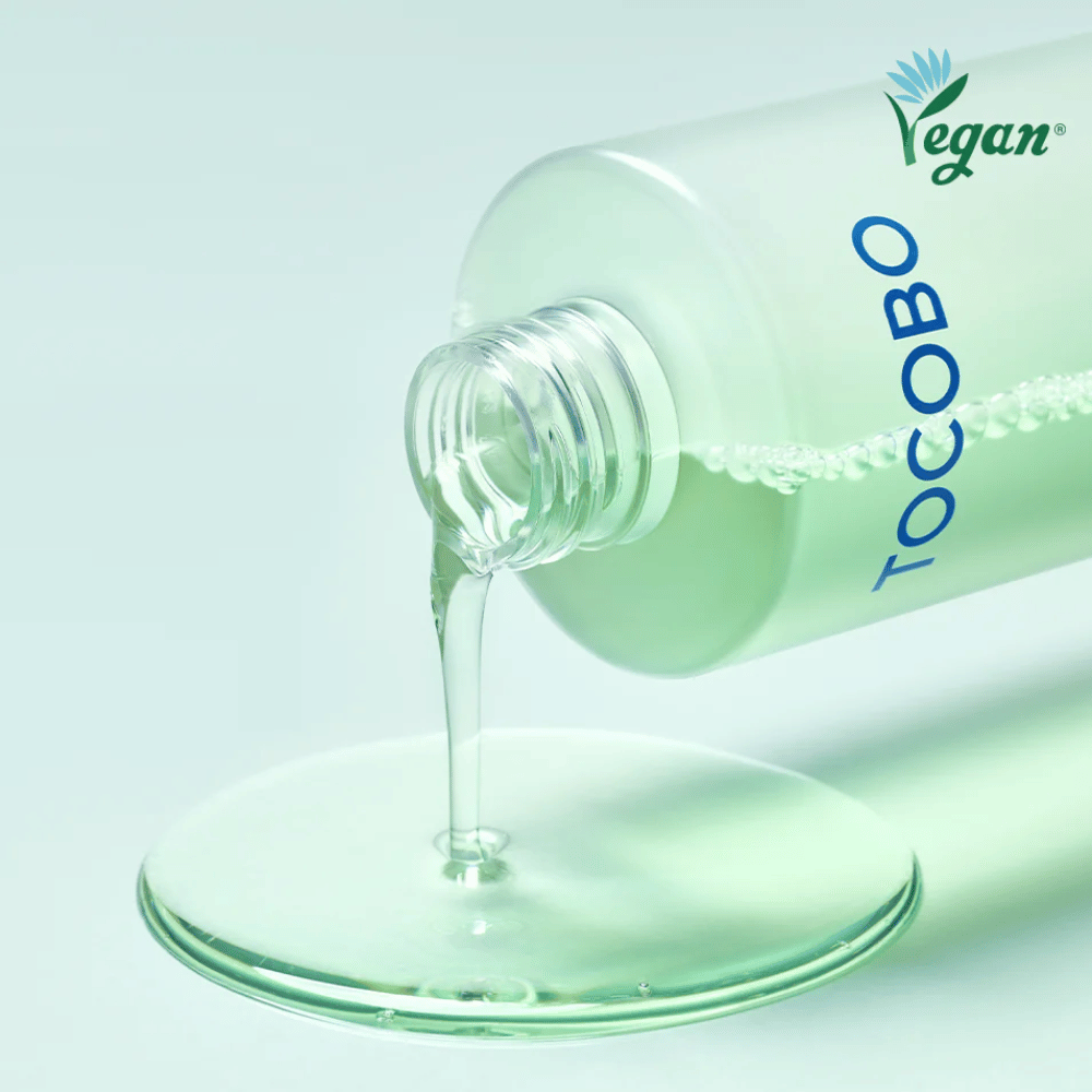 Nærbillede af TOCOBO Cica Calming Aqua Toner, der hældes ud for at fremhæve produktets klare, lette og kølende konsistens.