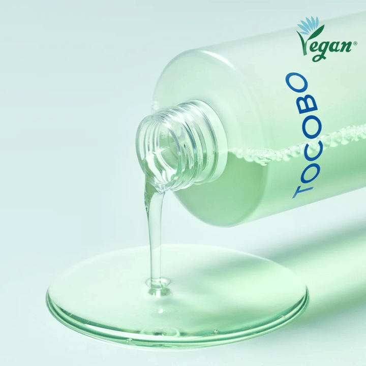 Nærbillede af TOCOBO Cica Calming Aqua Toner, der hældes ud for at fremhæve produktets klare, lette og kølende konsistens.