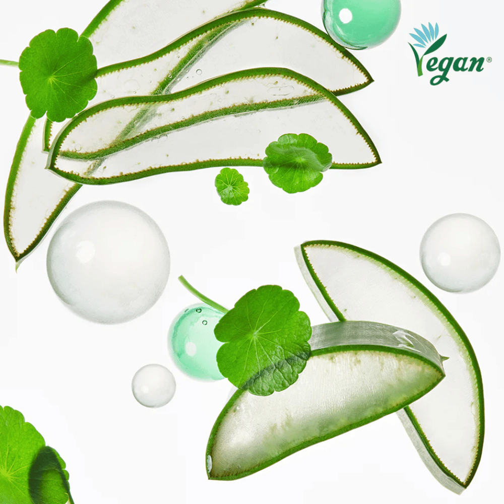 Ingrediensbillede, der viser beroligende og fugtgivende planteekstrakter såsom aloe vera og centella asiatica sammen med vegansk mærkning og friske vandbobler, som symboliserer fugt.