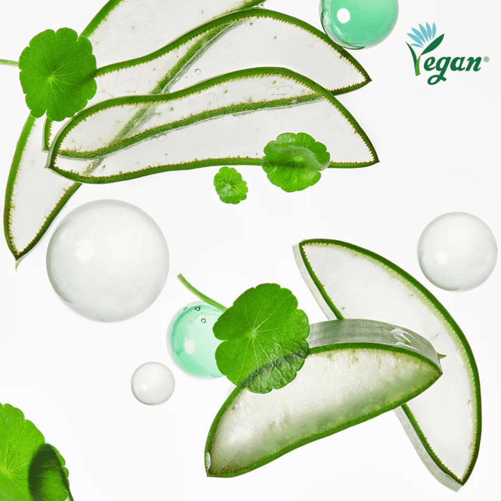 Ingrediensbillede, der viser beroligende og fugtgivende planteekstrakter såsom aloe vera og centella asiatica sammen med vegansk mærkning og friske vandbobler, som symboliserer fugt.