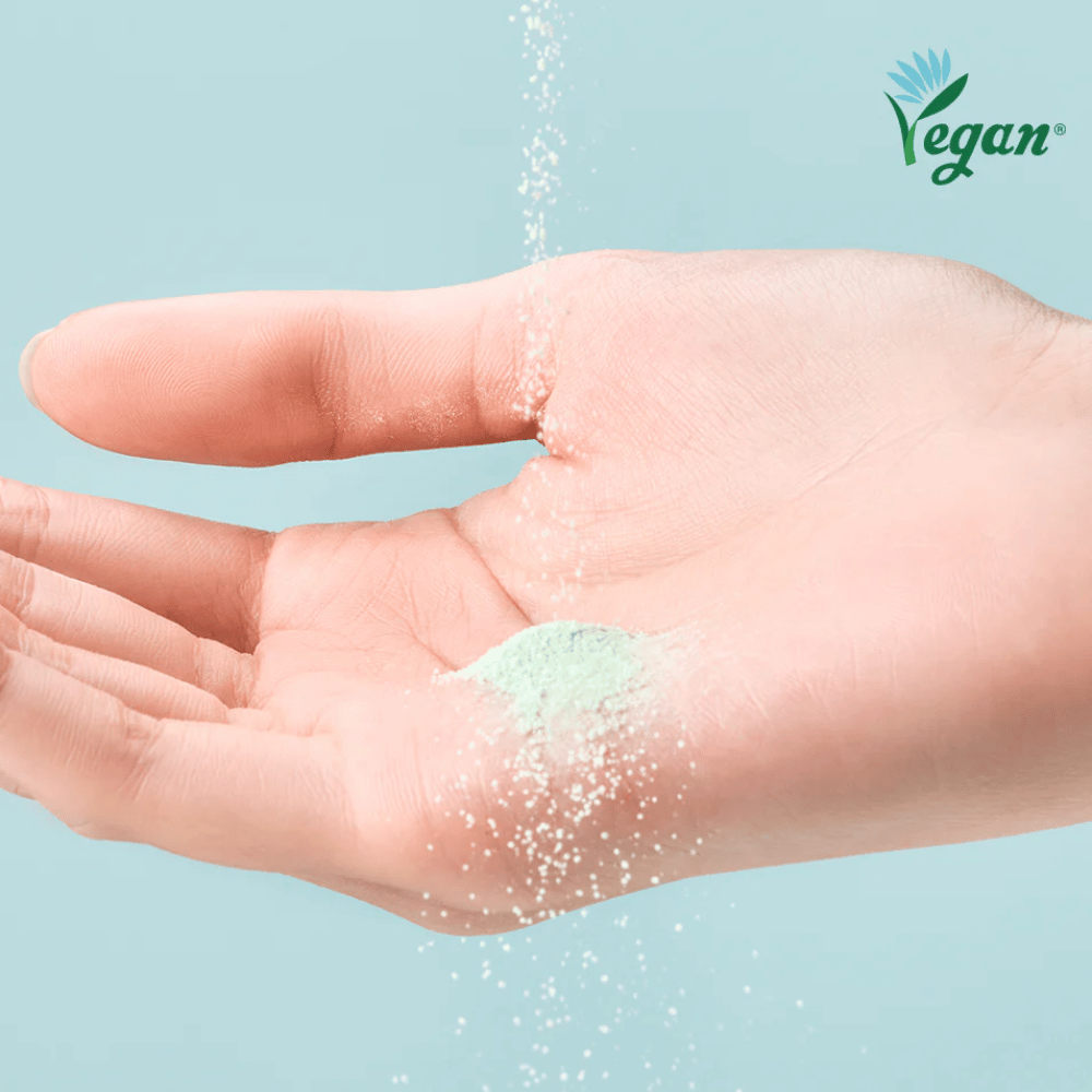 TOCOBO Cica Calming Powder Wash i pulverform, som aktiveres med vand og renser huden skånsomt.