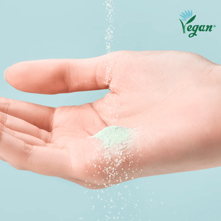 TOCOBO Cica Calming Powder Wash i pulverform, som aktiveres med vand og renser huden skånsomt.